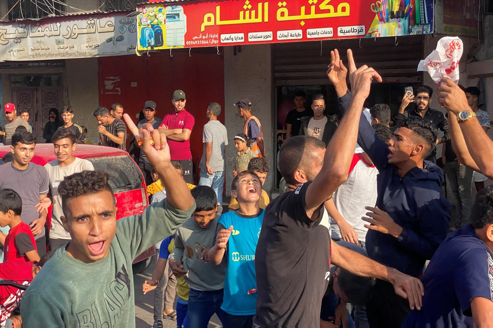 Палестинці святкують у секторі Газа в суботу після того, як озброєні бойовики проникли в райони південного Ізраїлю